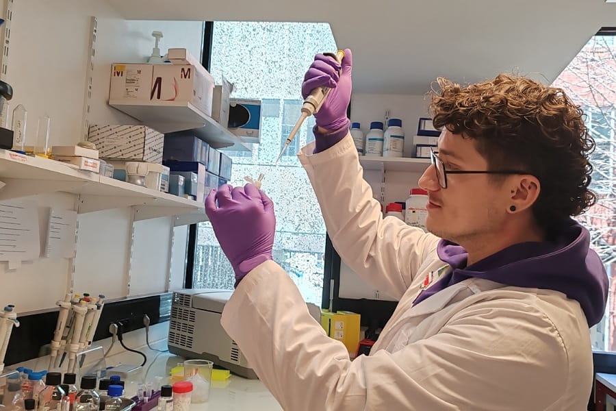 Estudiante del Doctorado realiza pasantía de investigación en el prestigioso Instituto Curie en Francia