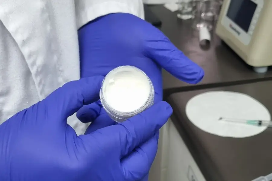 Graduado integra equipo de investigadores que desarrollaron innovadora crema a partir de bacteria aislada en la Antártica