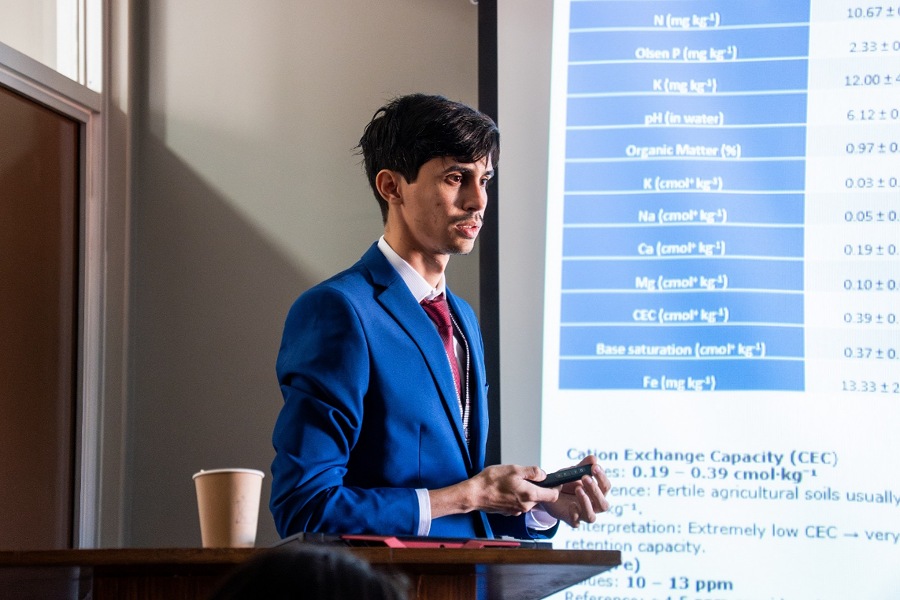 Nuevo graduado del Doctorado investigó microorganismos nativos para mejorar la tolerancia de cultivos al estrés hídrico