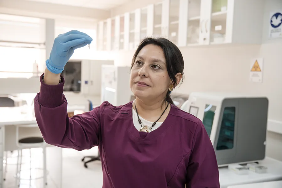 Académica del Doctorado investiga efectos adversos de medicamentos en el tratamiento del trastorno bipolar